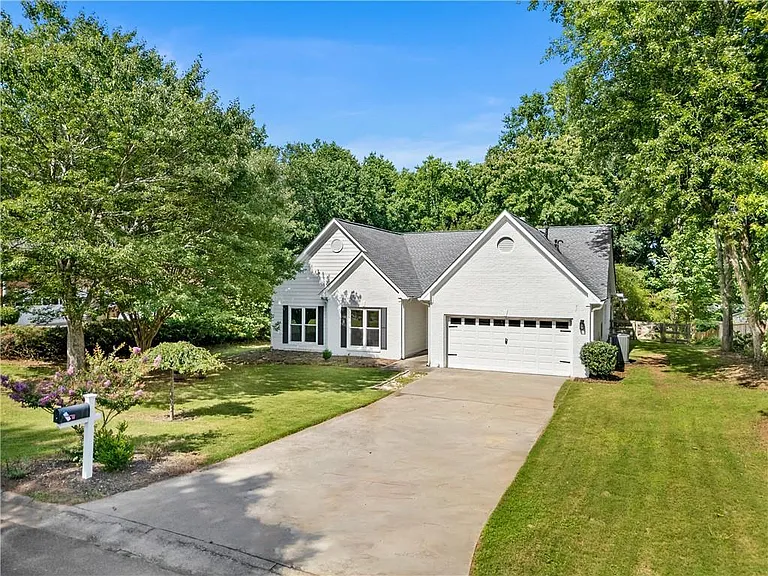 1525 Keystone Dr — Photo 2