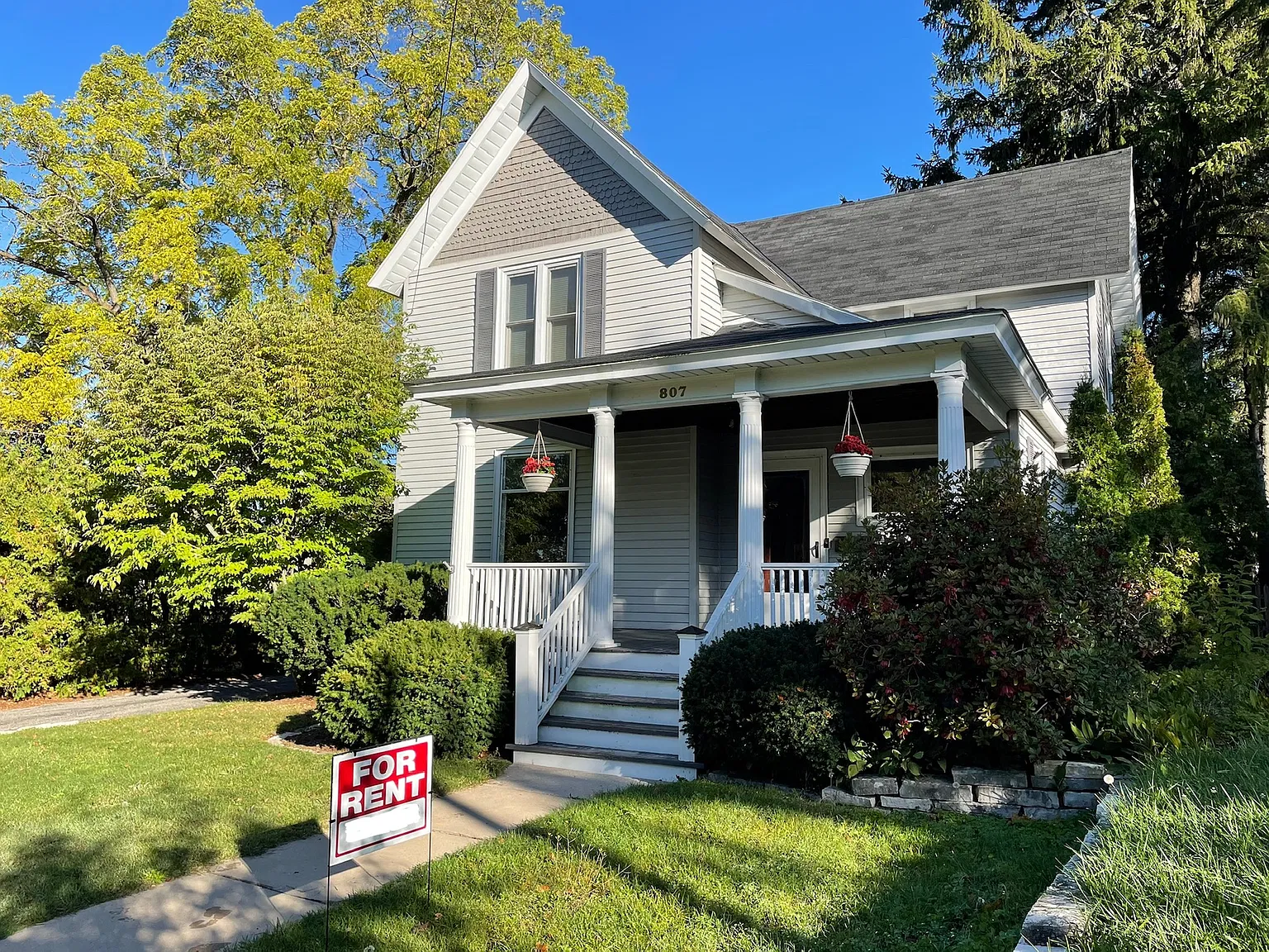 3 bed, 1.5 bath, 1856 sqft, $2,600 — Photo 1