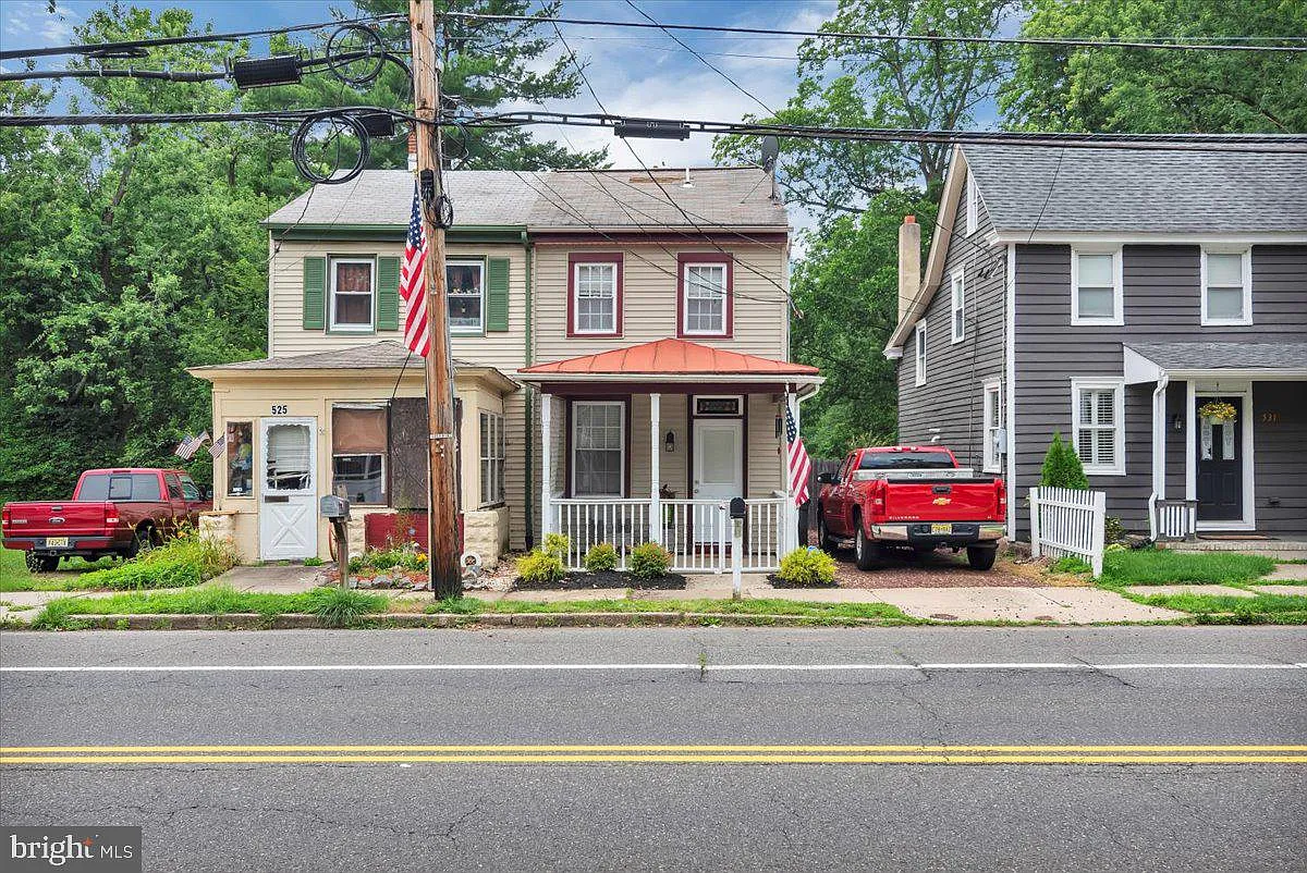 527 Main St photo 1