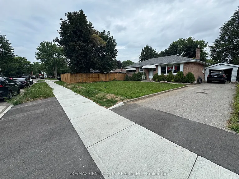 10 Tewksbury Cres — Photo 3
