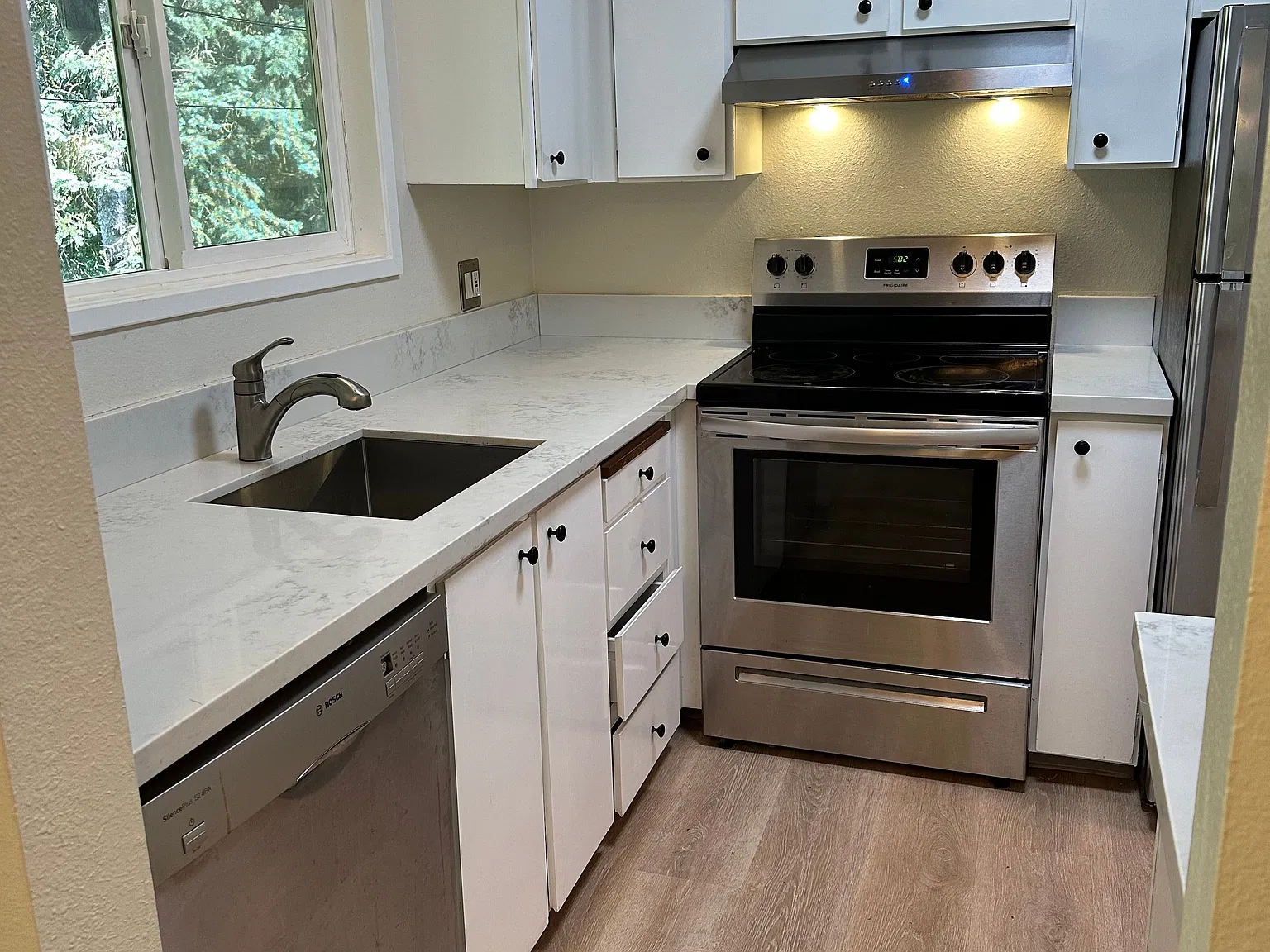 Recently remodeled 2 Bed, 1.5 Bath apartment in Raleigh Hills — Photo 2