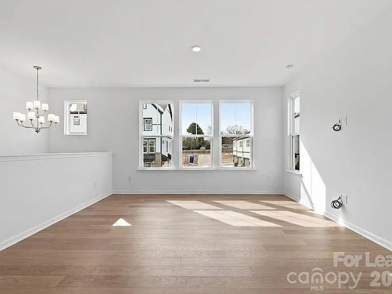 411 Silver Star Blvd — Photo 4