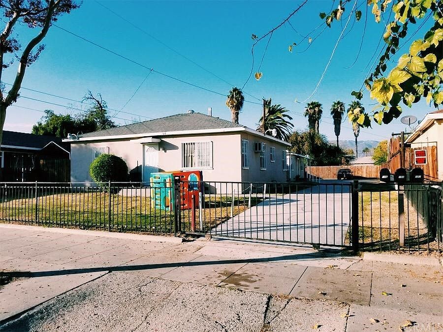 1st image of 748 W 10th St