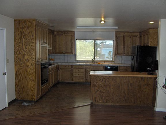 Spacious Kitchen+Family area