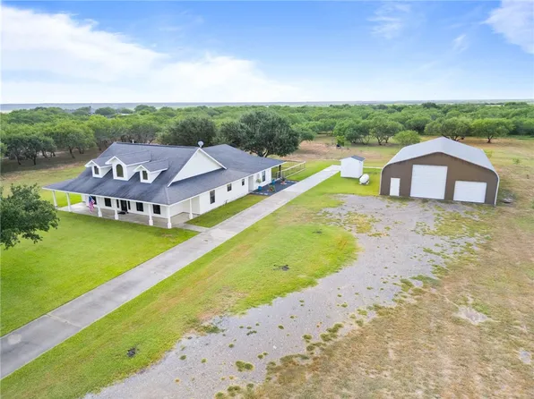 5821 Santa Clara Dr, Robstown, TX 78380