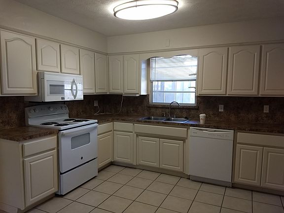 3rd image of 2774 Oakdale Dr W