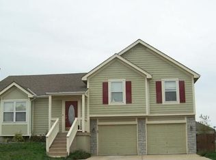 952 E Pumpkin Ridge St, Gardner, KS 66030