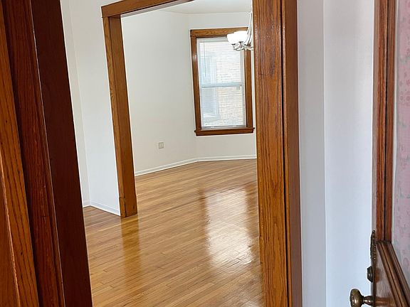 3rd image of 1727 W Berwyn Ave #1