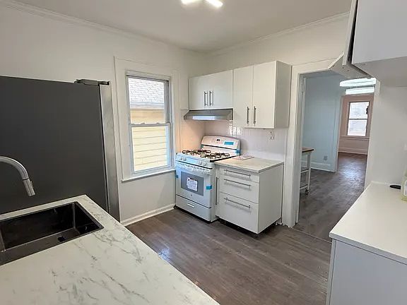 4th image of 427 Stockton Ave