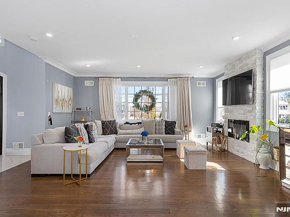 4th image of 537 Spring Valley Rd