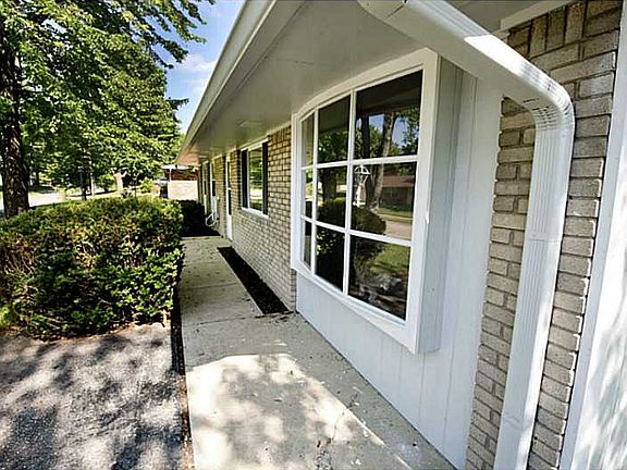 3rd image of 6462 Doris Dr
