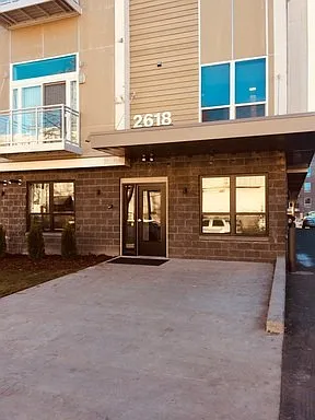 APT ON ESSEX — Photo 12