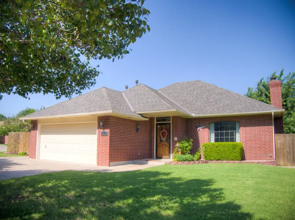 901 Randall Dr, Moore, OK 73160