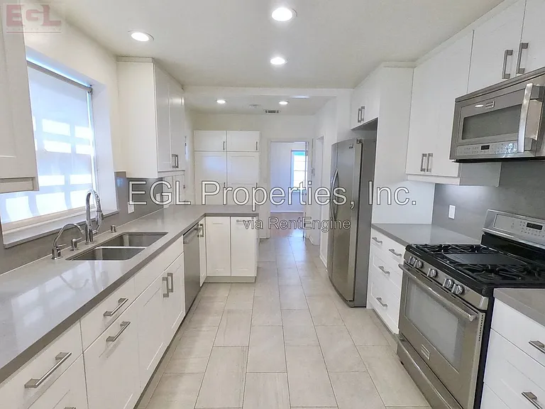 10749 Wellworth Ave — Photo 11