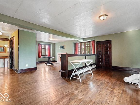 32nd image of 524 W Sycamore St