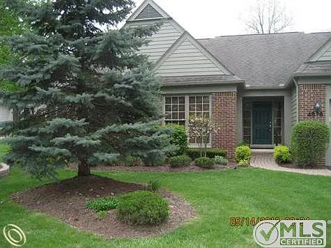 4576 Roundtree Dr photo 1