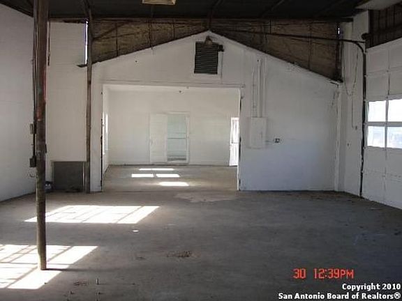 4th image of 4706 S Flores St