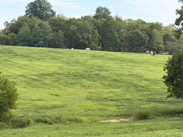 1061 Harrods Creek Rd, Paris, KY 40361