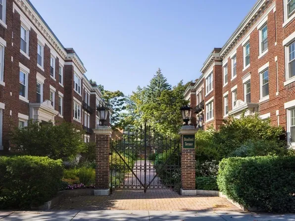 4 Bradford Ter APT 4, Brookline, MA 02446