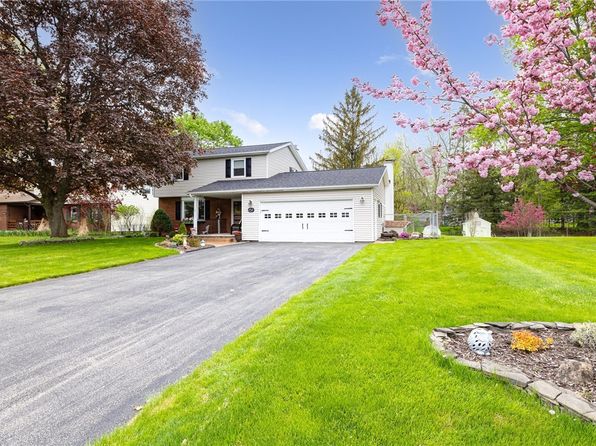 151 Brentwood Ln, Fairport, NY 14450