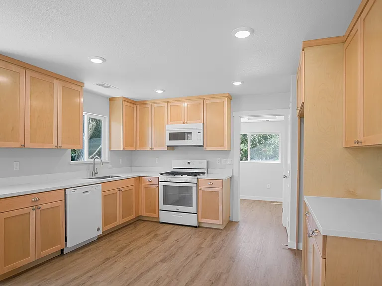 13619 Peach Ave — Photo 10