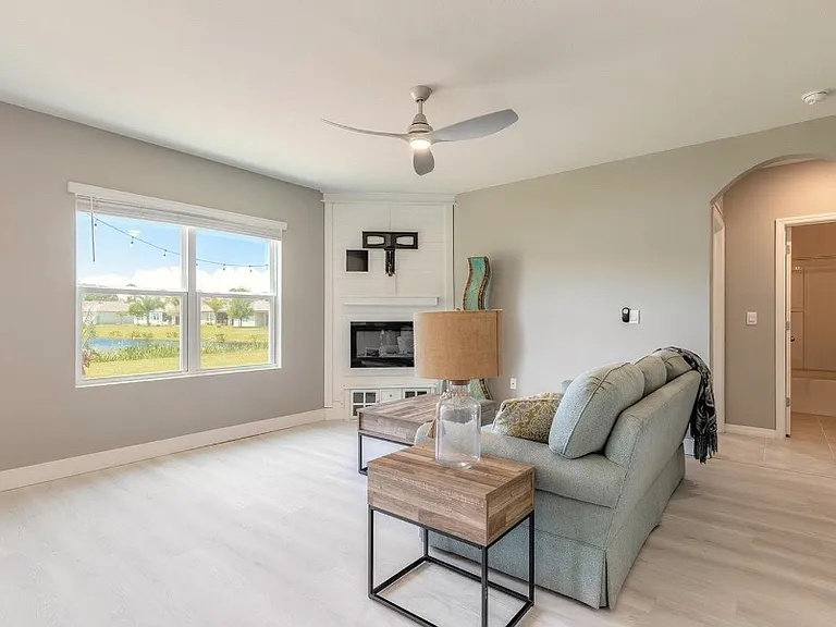 318 Sunset View Dr — Photo 2