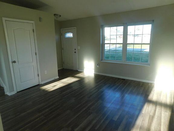 2nd image of 82 Hearthstone Ct