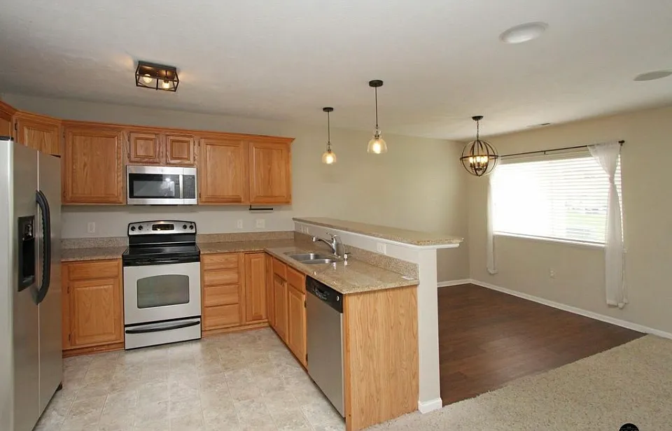 3 bed, 1739 sqft, $2,190 — Photo 2