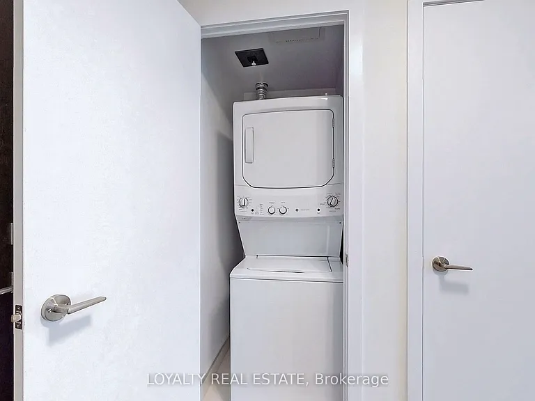 2221 Yonge St #1705 — Photo 28