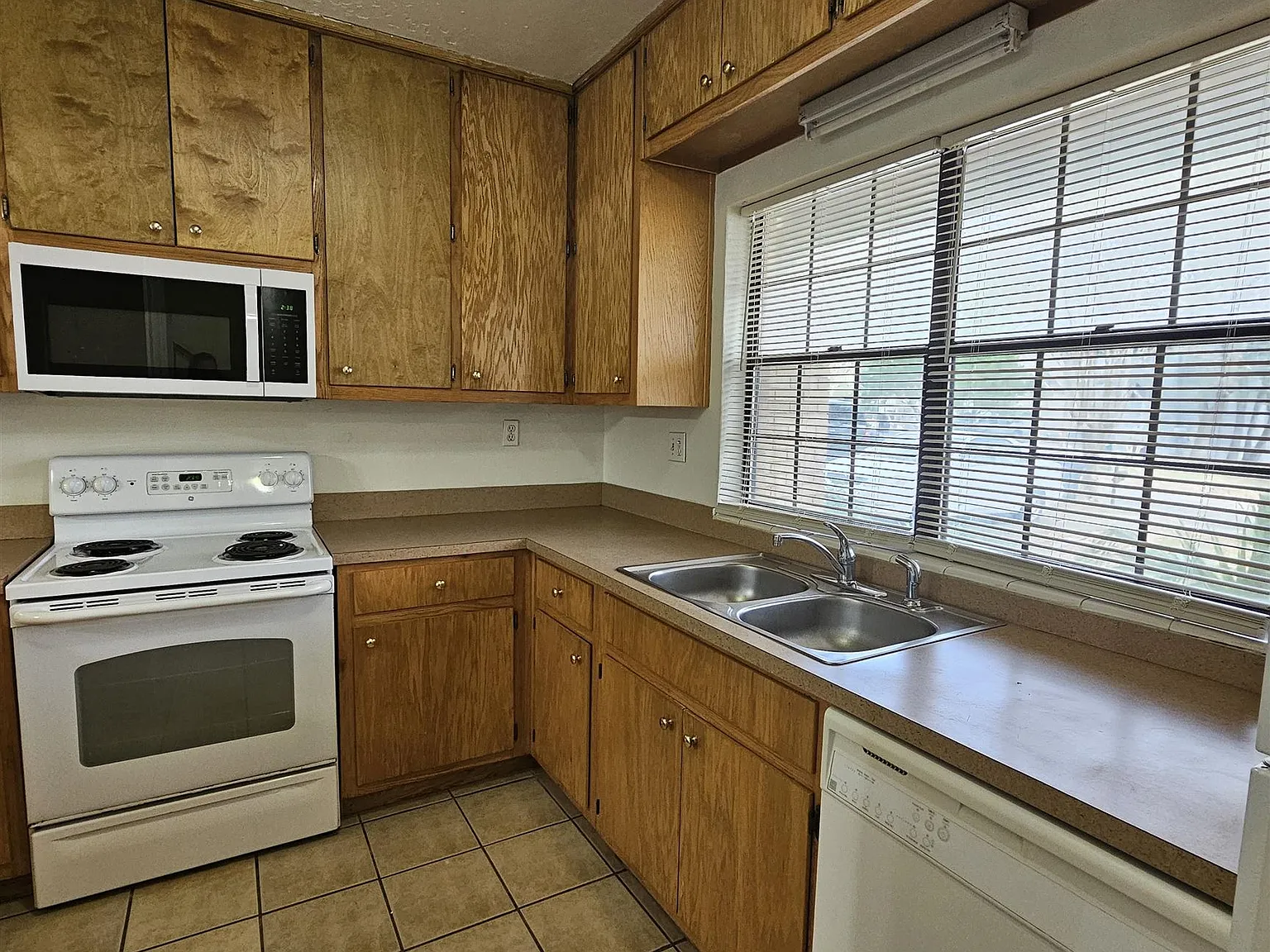 2 bed, 2.5 bath, 1250 sqft, $1,295 — Photo 4