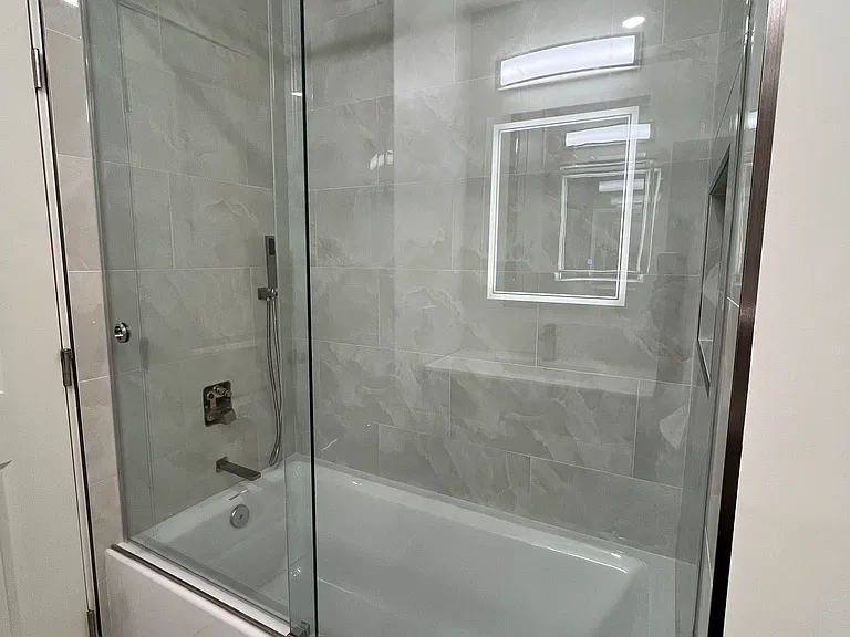 Rain Shower / Soaking Tub