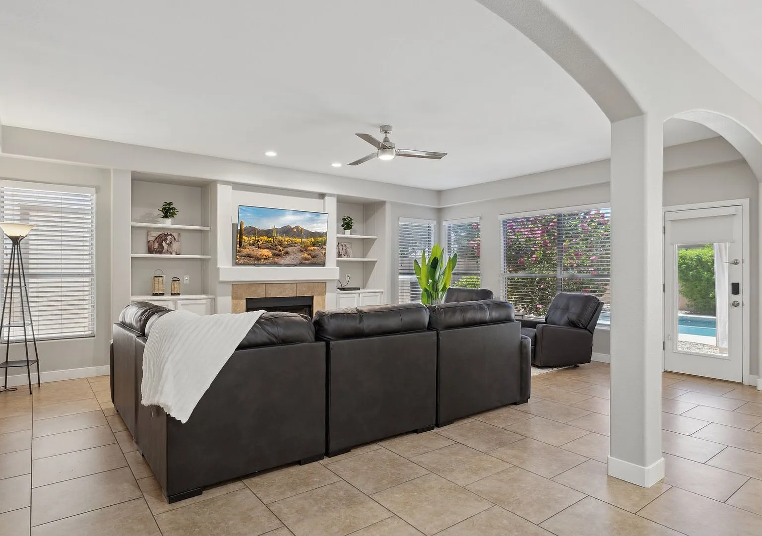 Like Living At A Resort Fully Furnished, Fully Upgraded, Pool, Storage, Large Yard, Minutes To Ma... — Photo 4