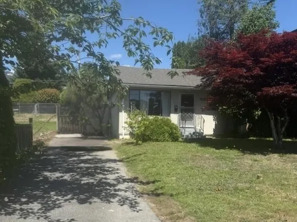 446 E 16th St, North Vancouver, BC V7L 2T5