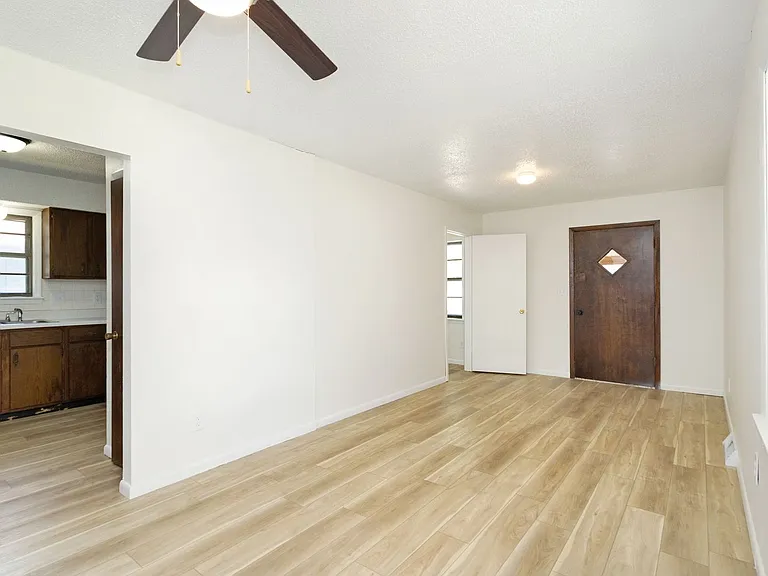 730 W 12th St — Photo 5