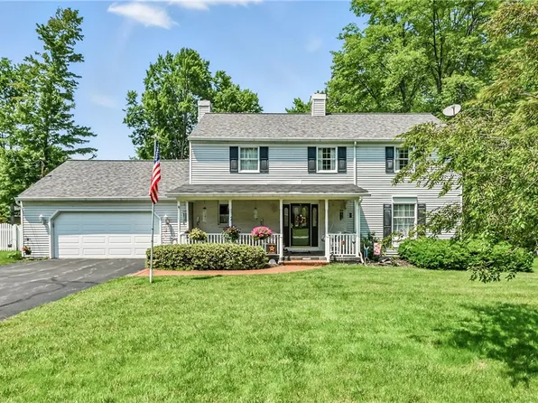 4735 Pine Cone Dr, Hermitage, PA 16148