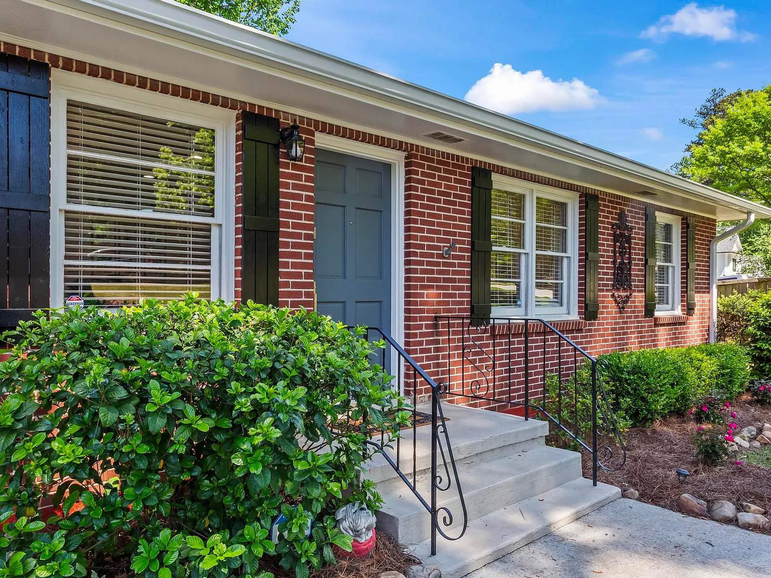 3 bed, 1.5 bath, 1100 sqft, $2,700 — Photo 4