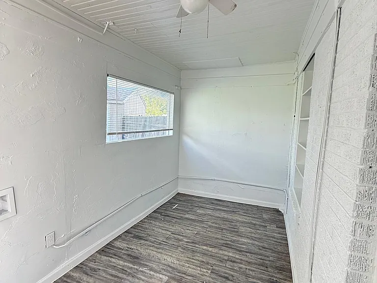 326 E Harmon Dr — Photo 6