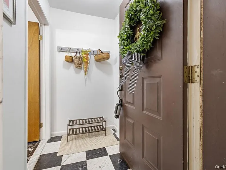 359 N Greeley Ave — Photo 3