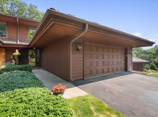 2400 Robin Oak Rdg, Minnetonka, MN 55305