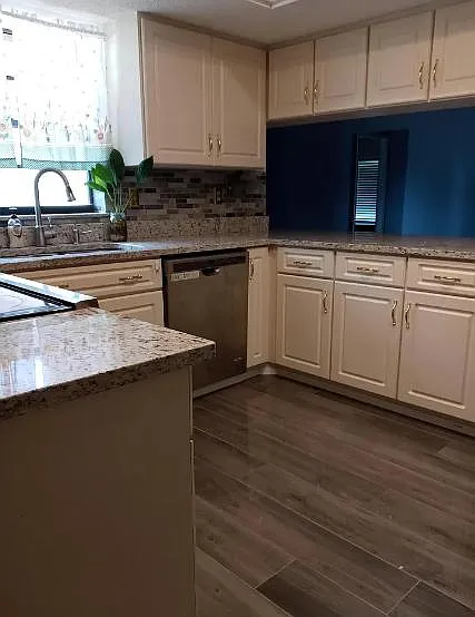 5 bed, 2.5 bath, 2050 sqft, $3,200 — Photo 4