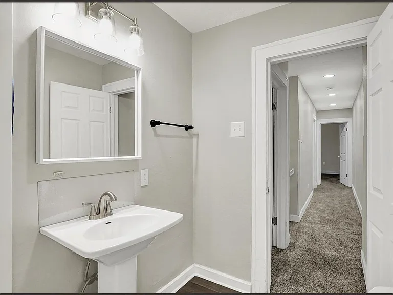 1031 N Dearborn St #B — Photo 17