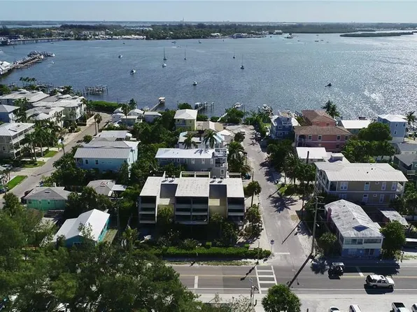 403 Gulf Dr S, Bradenton Beach, FL 34217