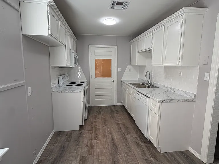 303 E Rose Dr — Photo 2
