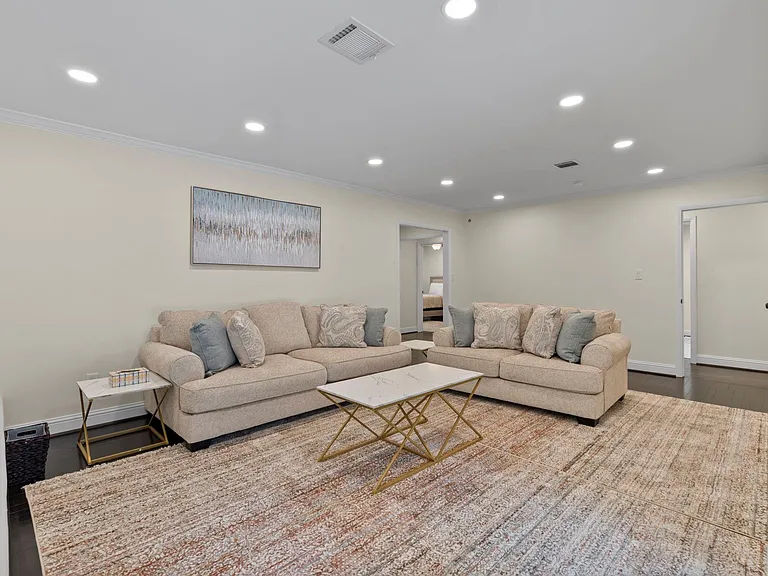 2402 Chimney Rock Rd — Photo 21