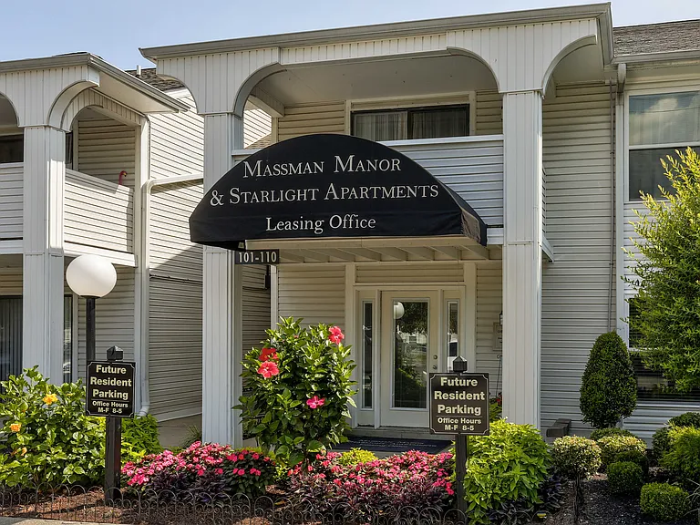 Massman Manor & Starlight Apartment — Photo 1