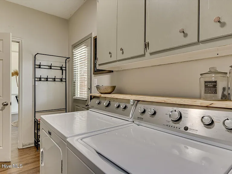 1084 Severn Dr — Photo 15