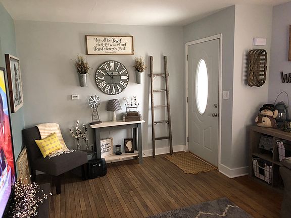 Front door/Livingroom