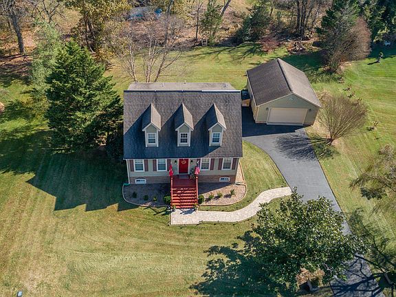 3rd image of 104 Woodger Cir