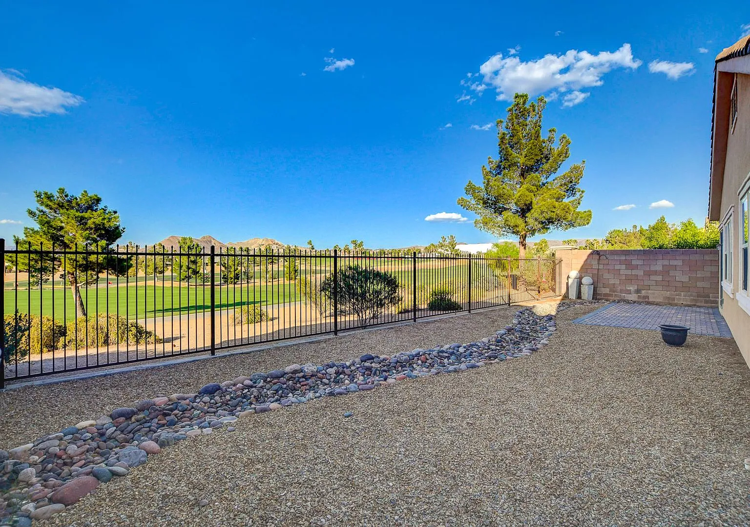 Gorgeous Single Story on the Golf Course! Located in Tuscany! — Photo 2
