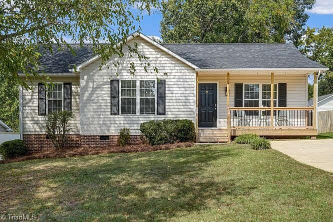 1st image of 210 Larkspur Ln